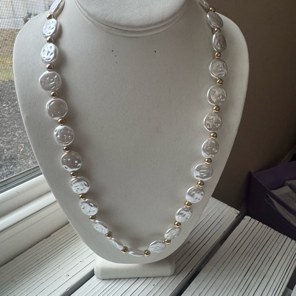 Elegant White and Gold Beaded Necklace - Picture 4 of 8